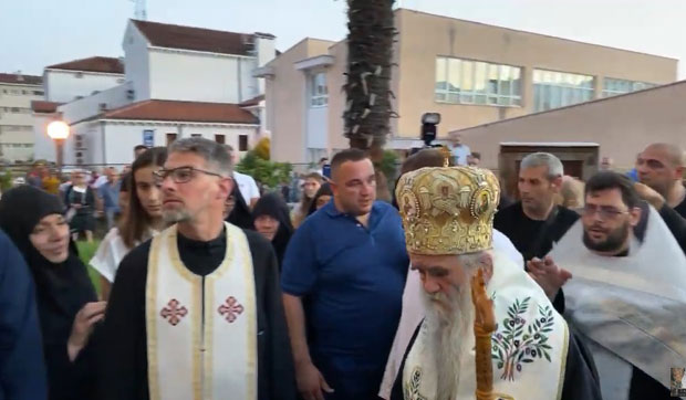 Литија у Тивту, предводи је митрополит Амфилохије: Наш крсни ход траје од цара Константина (ФОТО)